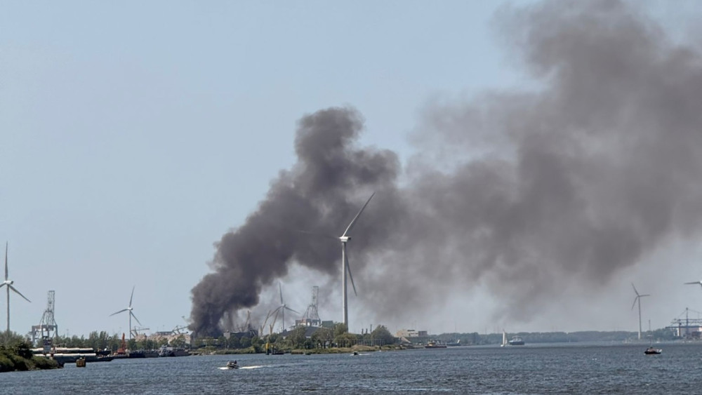 Grote brand in Westelijk Havengebied bij afvalverwerker, rook in wijde omgeving te zien