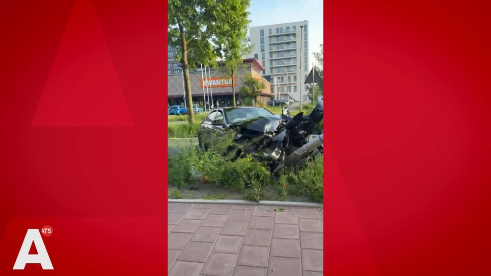 Automobilist vlucht na crash en laat spoor van vernieling achter op Klaprozenweg