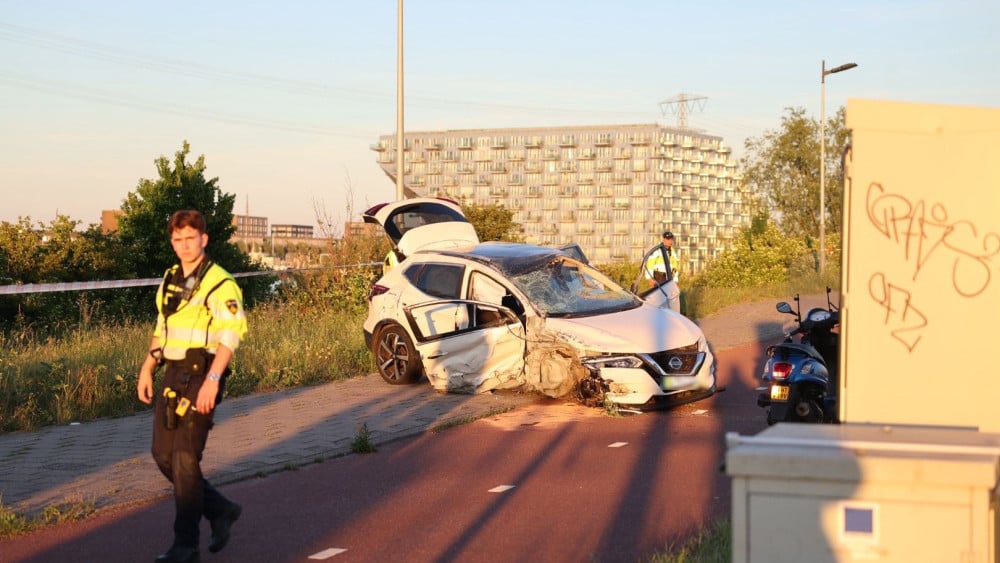 Groot ongeluk met drie auto's op de IJburglaan, voertuig vliegt over de kop