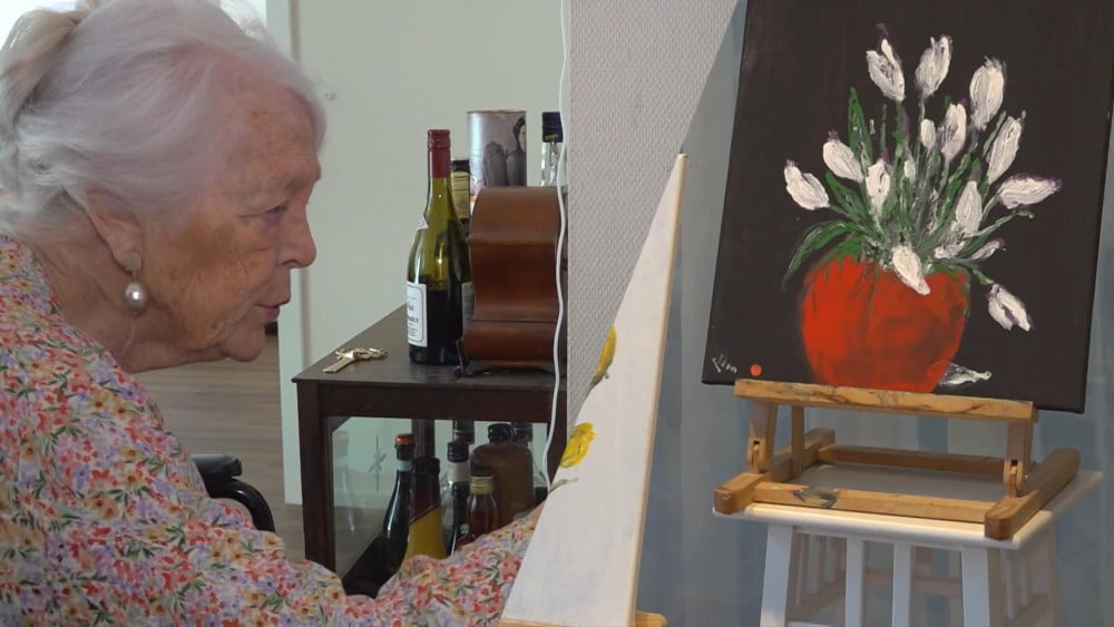 90-jarige Nelly maakt elke week een schilderij: "Deze gaat naar Amerika"