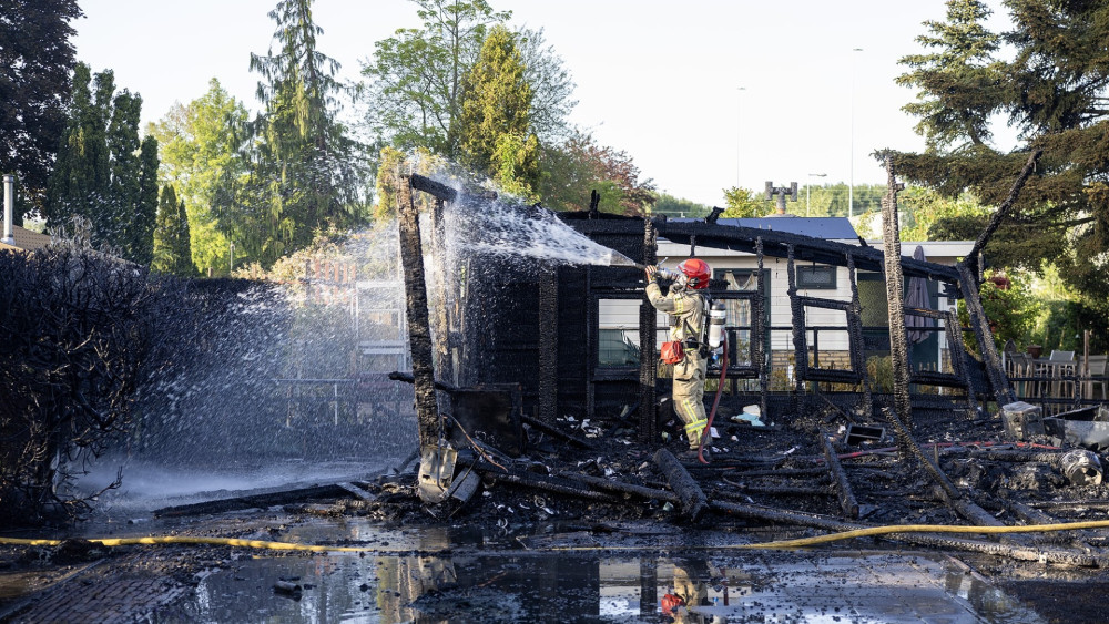Gewonde na brand tuinhuisje in Oost, langere tijd flinke rookwolk boven de stad te zien