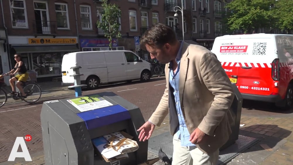 Kartonnen dozen met rottend fruit en plastic: bedrijfsafval te vaak in huisvuilcontainer