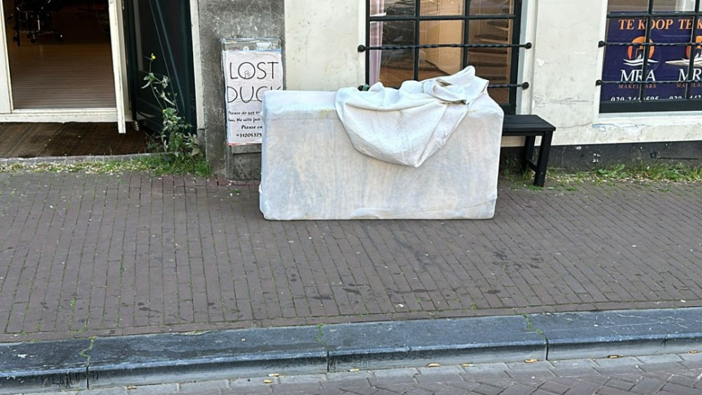 Foamblok valt van 'grote hoogte' op vrouw op Bloemgracht, gewond naar ziekenhuis