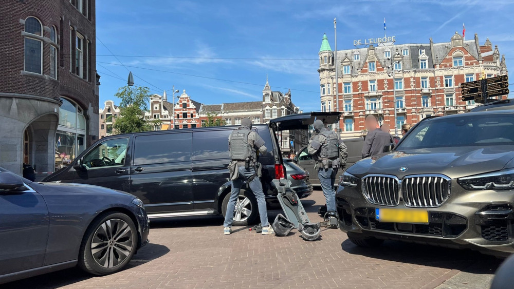 Grote politieactie rond Muntplein, DSI arresteert man in woning Singel