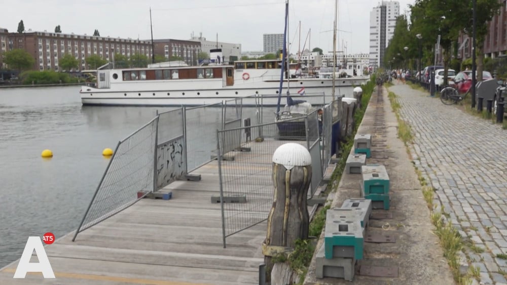 Onbegrip bij bewoners na plaatsing hekken op steiger Borneokade: "Dit is zo ongelooflijk dom"