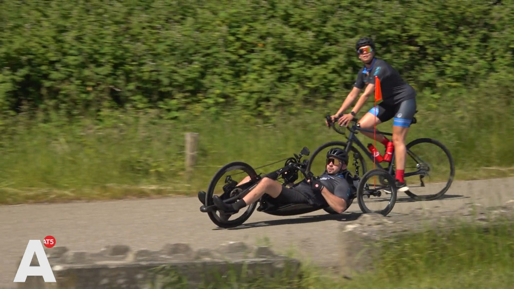 Brune liep dwarslaesie op bij motorongeluk en traint nu voor handbikewedstrijd in Oostenrijk