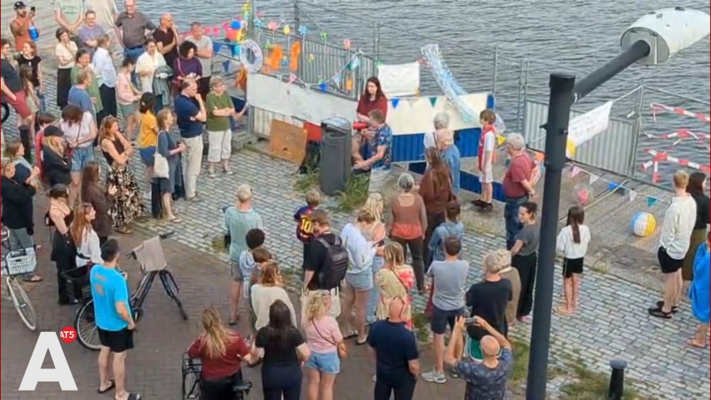Tientallen omwonenden Borneokade houden kort protest bij geplaatste hekken op steiger