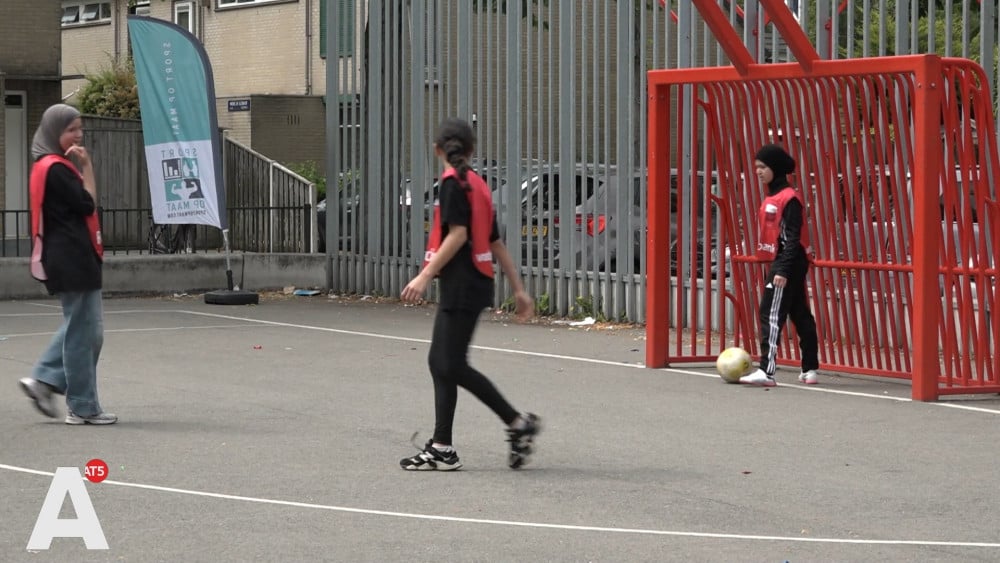 Straatvoetbalmeiden uit Nieuw-West gaan voor de grote finale op de Dam