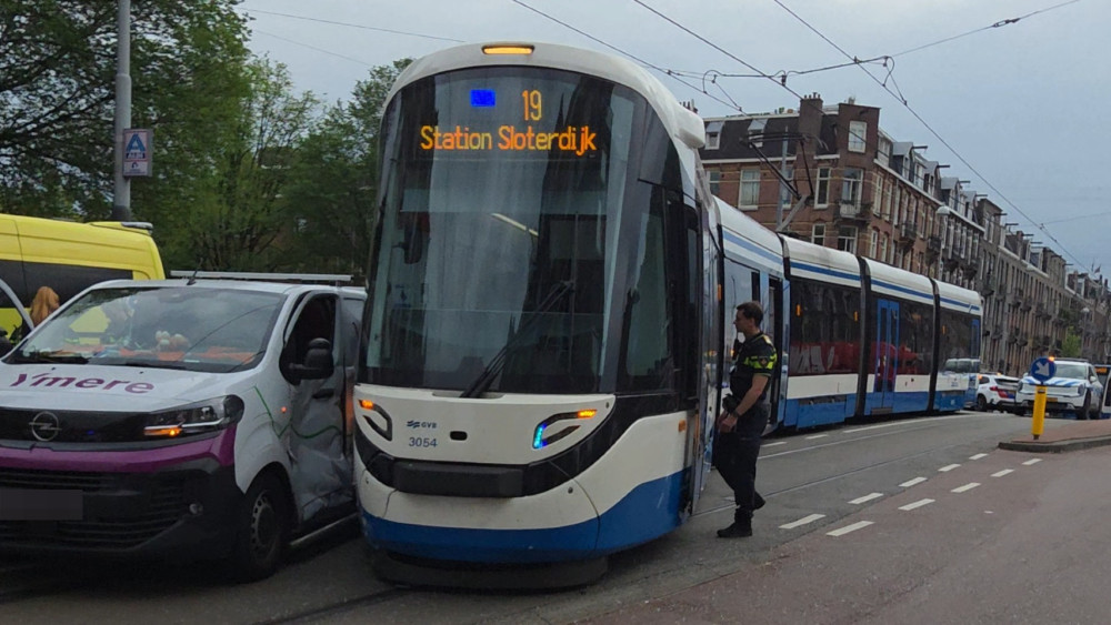 Tram ontspoort na botsing met busje op De Clercqstraat, bestuurder gewond
