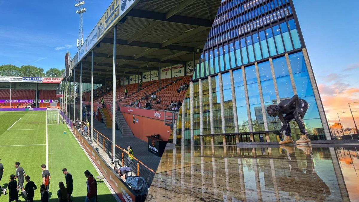 Zes weken cel voor Ajax-fans die in Volendam stenen en flessen naar agenten gooiden