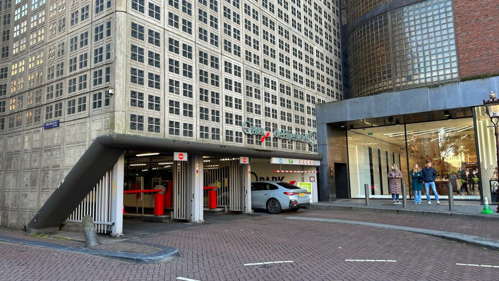 Bijenkorf garage owner 'open to dialogue' on closure and housing plans