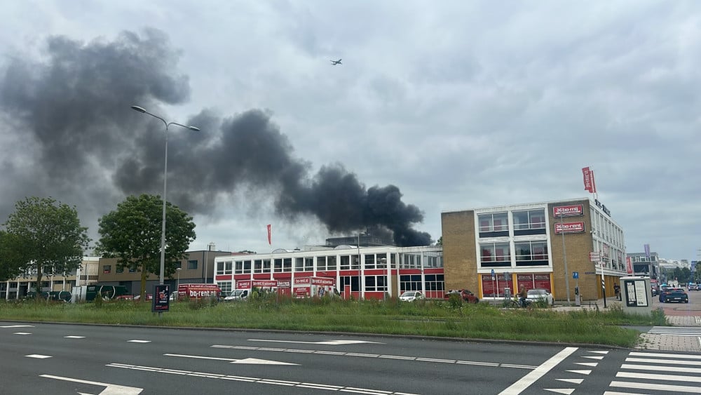 Brand bij aanhanger op Spaklerweg, rook tot in Noord te zien