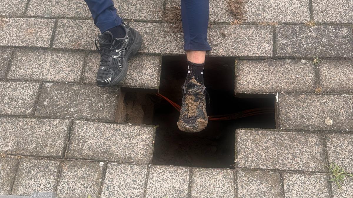 Man zakt door straat en valt in sinkhole voor deur woning in Diemen
