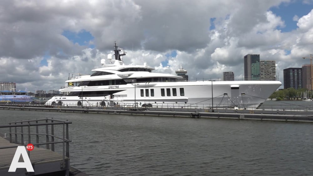 Superjacht van 70 miljoen dollar van Amerikaanse miljardair voor anker in het IJ