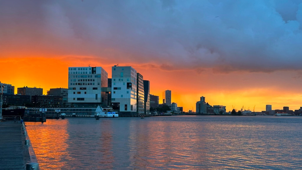 Onweer of WK? Lucht boven Amsterdam kleurt oranje