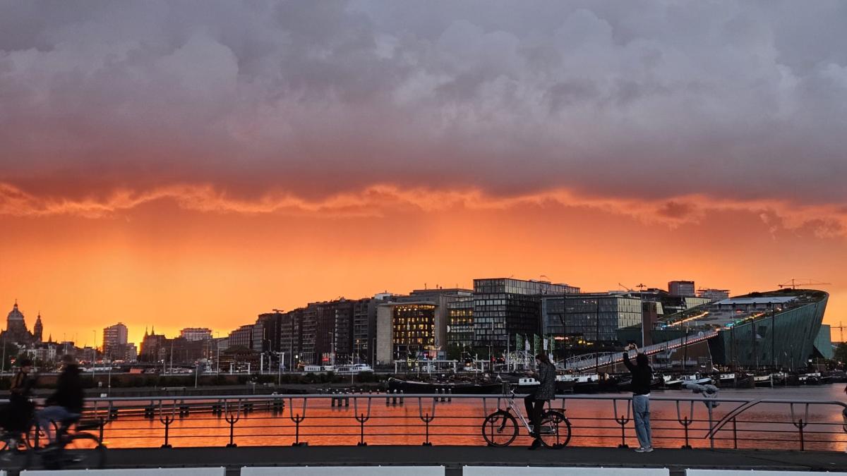 Onweer of WK? Lucht boven Amsterdam kleurt oranje