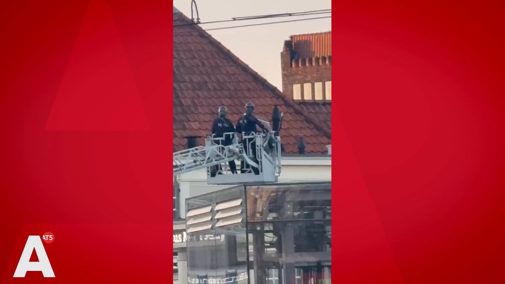 Politie schiet met klapkogels bij aanhouding verwarde man bovenop restaurant bij CS