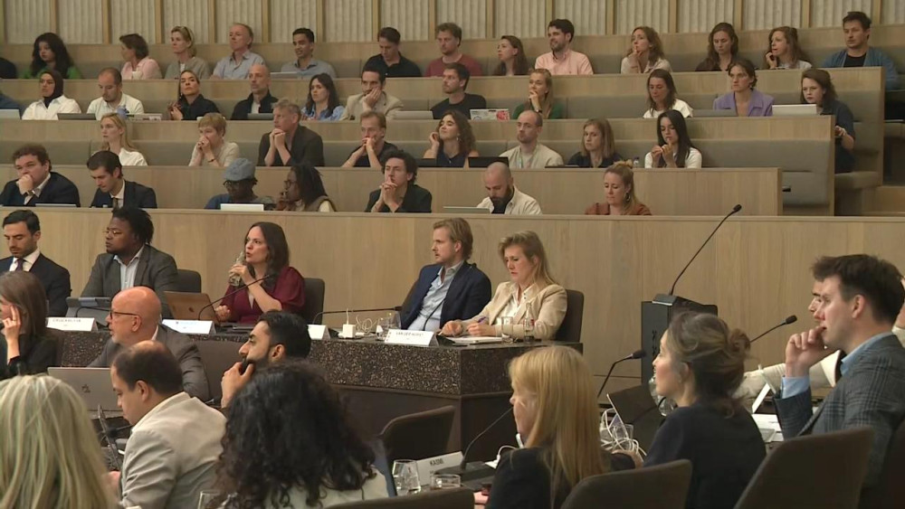 Debate over chaos in city districts ends in a fizzle: administrators installed after all