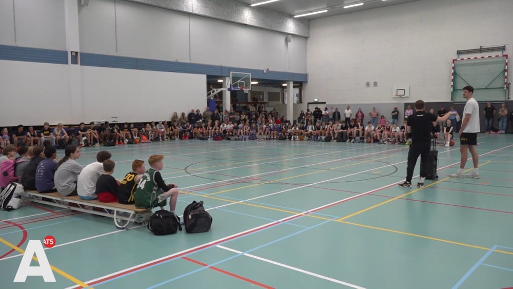 Amsterdamse topbasketballer Quinten Post traint jongeren uit hele land: "Dit maakt mij erg blij"