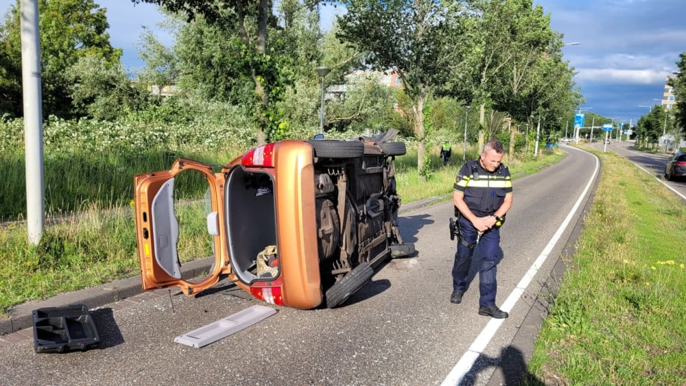 Auto raakt boom en belandt op zijn kant in Noord