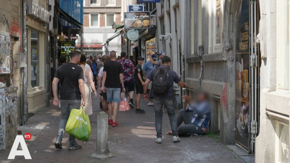 Op de heetste dagen van het jaar helpt Abdullah daklozen aan water en zonnebrandcrème