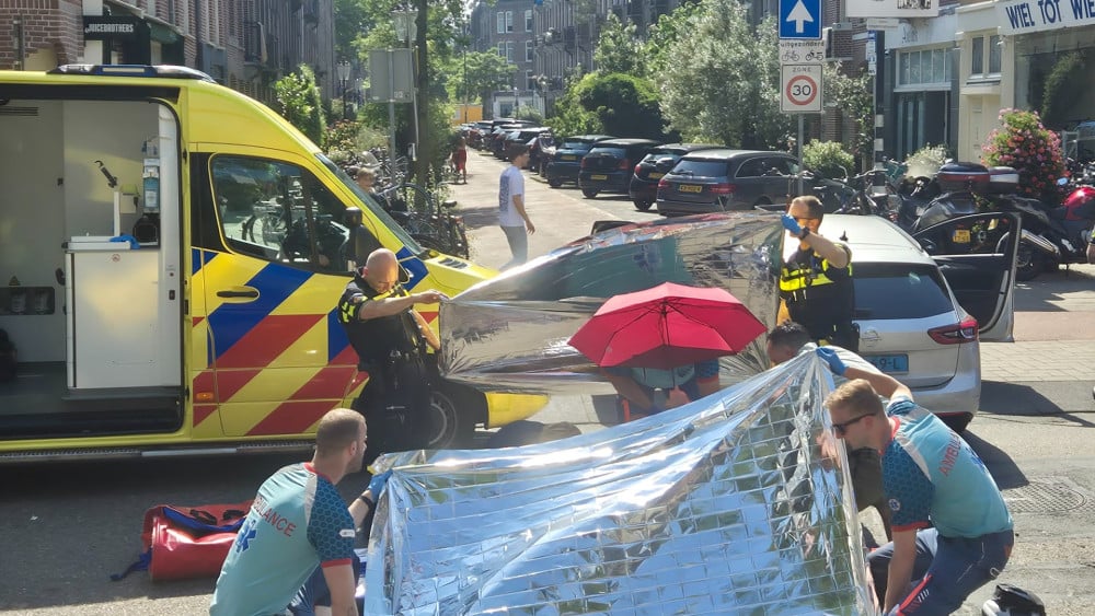 Fietser gewond bij aanrijding met taxi op Jan Pieter Heijestraat