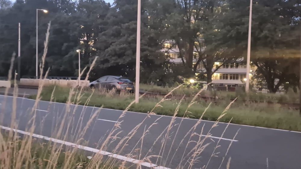 Lijnen 1 en 17 rijden weer nadat auto klem kwam te zitten op trambaan