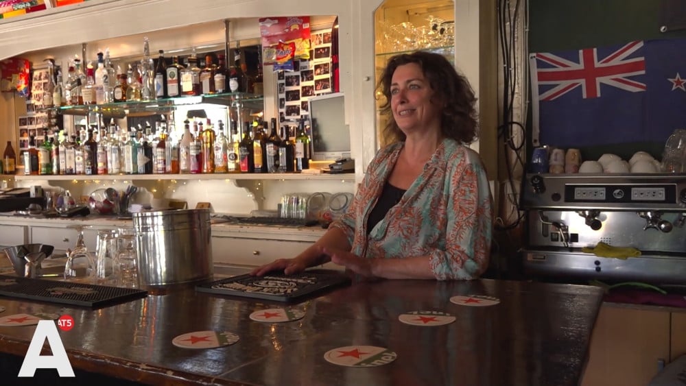 WK in Amsterdam: met andere kiwi's juicht Jackie voor Nieuw-Zeeland