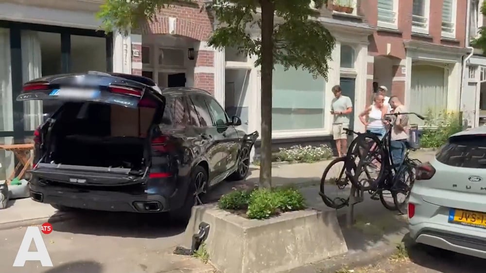 Auto rijdt frontaal tegen woning op de Eerste Jan Steenstraat in De Pijp