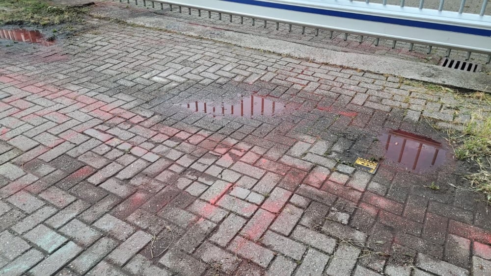 Demonstranten bekladden studio in Noord waar Thijs Römer optreedt: "Geen pedo"