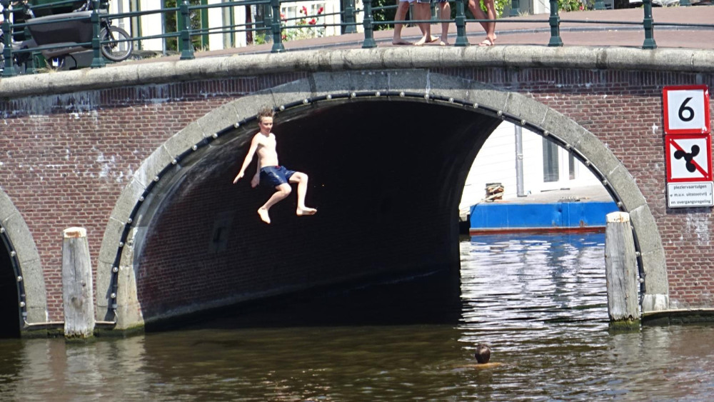 Liveblog extreme hitte: verkoeling zoeken in de Amstel
