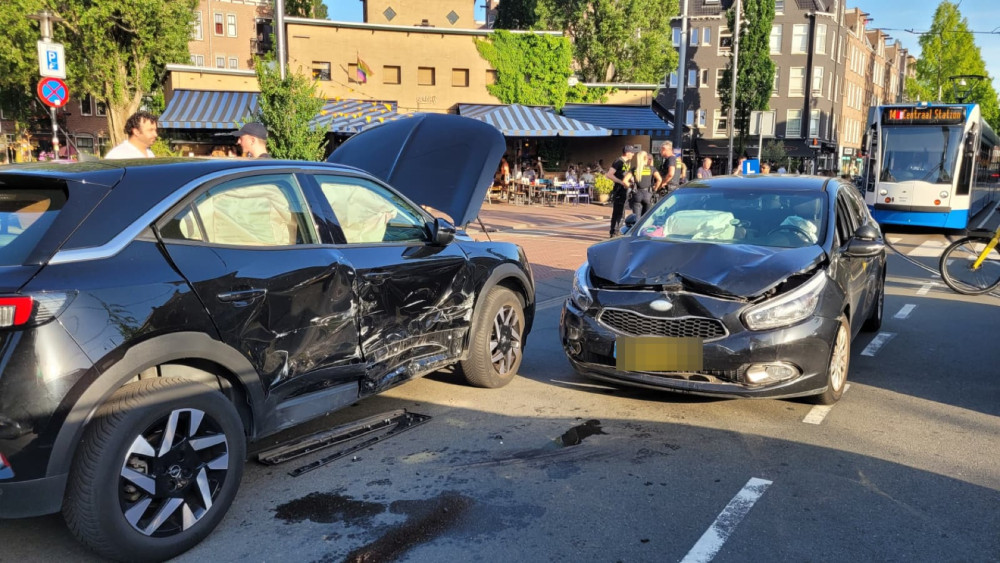 Botsing met lesauto op Javaplein, verkeer omgeleid