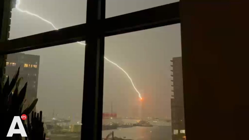 Noodweer in de stad: meerdere blikseminslagen, wateroverlast en stormschade