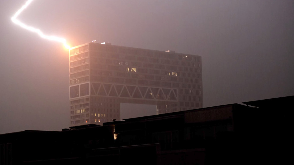 Zeer zware onweersbui trok over de stad; lees terug hoe de nacht verliep