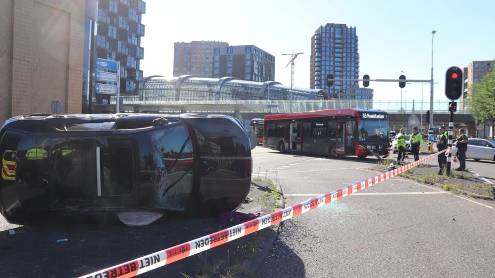 Auto belandt op zijn kant en raakt total loss bij aanrijding met lijnbus