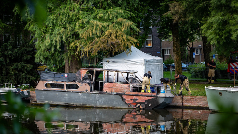 Dode bij brand in boot in De Baarsjes