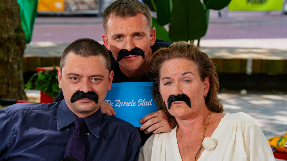 Mustaches on and smile: Maike Meijer and Donny Ronny on humor and vulnerability in De Zwoele Stad