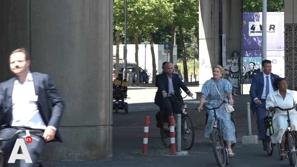 Op de fiets door de Bijlmer: koningin Máxima is in de stad