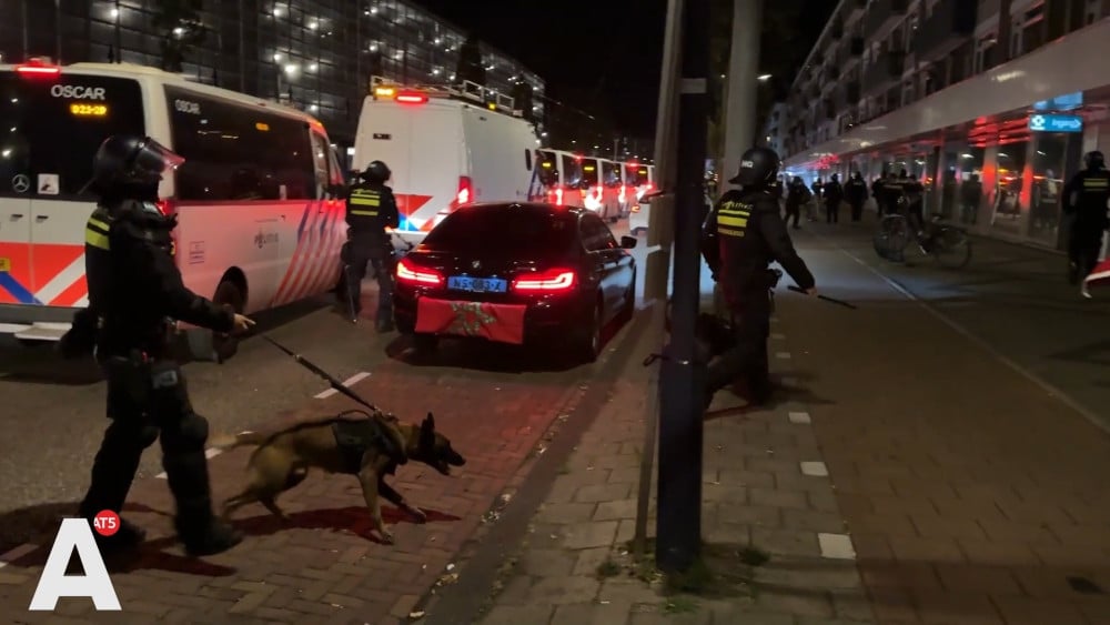 Politie bekogeld met vuurwerk na WK-verlies Marokko: ME grijpt in