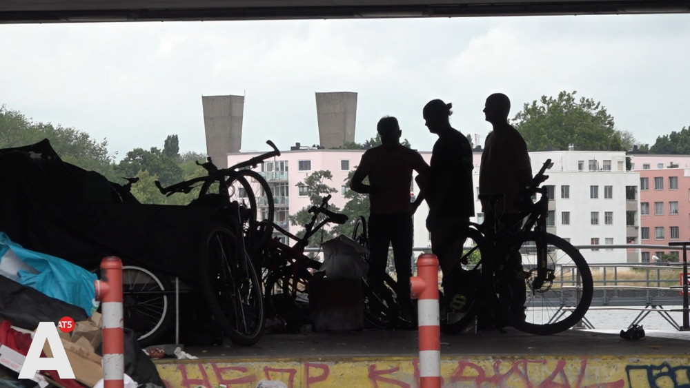 Art sanctuary must solve homelessness nuisance under Dijksgracht bridge