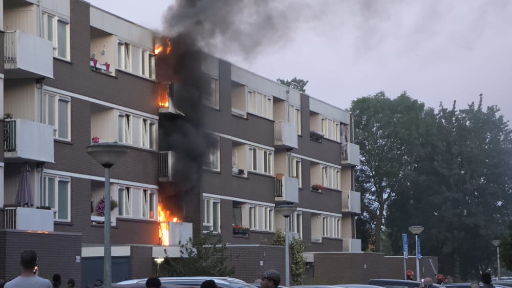 Uitslaande vlammen bij woningbrand in Holendrecht