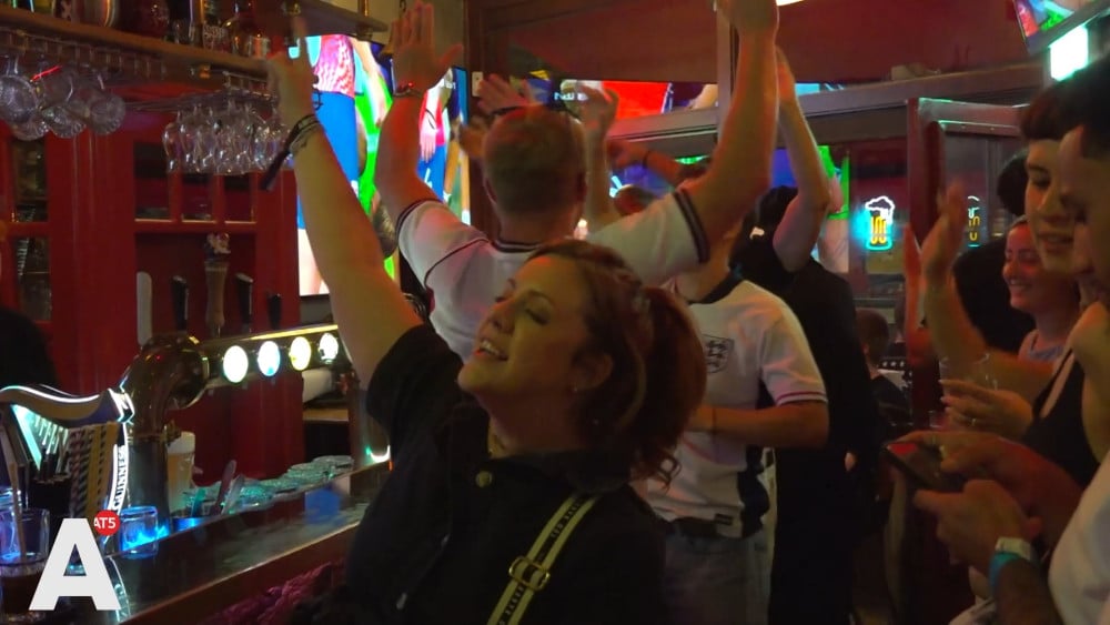 Engeland zet stap richting wereldtitel: "It's coming home" klinkt het in café London Bridge