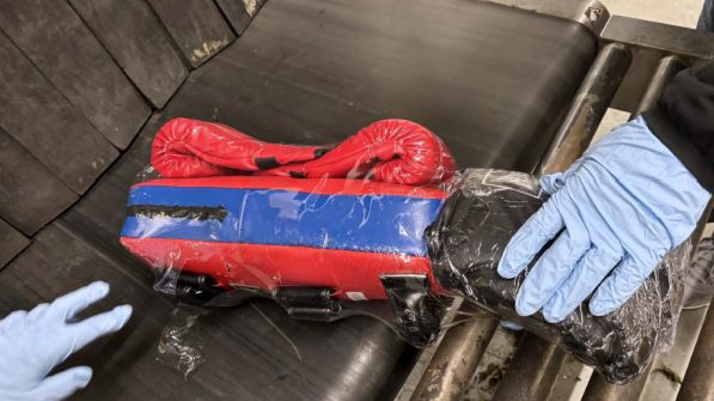 Douane Schiphol treft raak: 50 kilo cannabis in bokshandschoenen en stootkussens