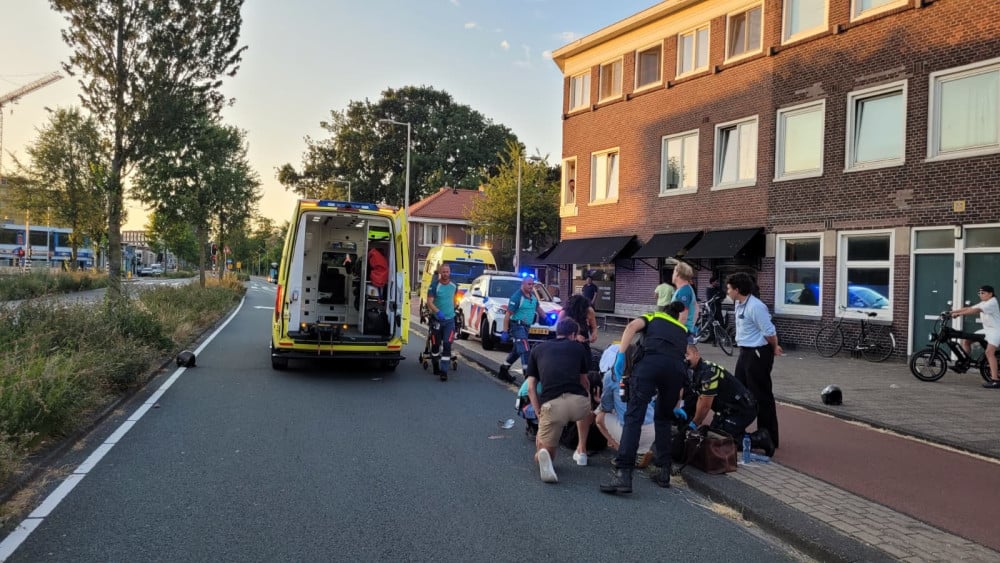 Twee vrouwen met spoed naar ziekenhuis na flinke val met scooter op Papaverweg in Noord