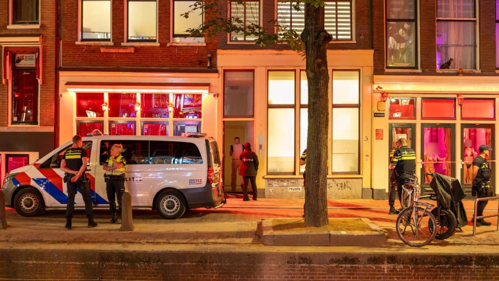 Politie houdt grote actie tegen mensenhandel op de Wallen met meerdere invallen en arrestaties