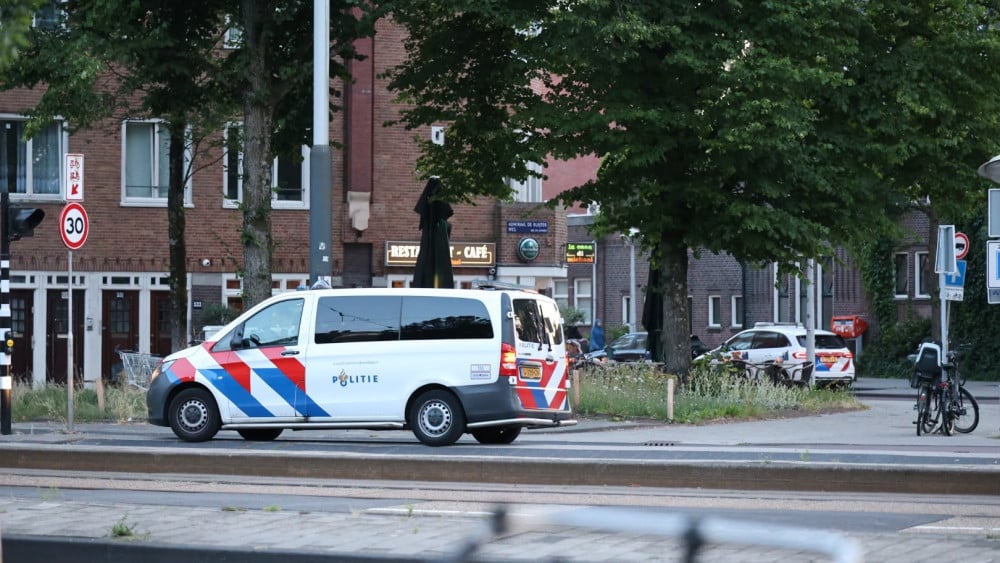 Auto crasht na politieachtervolging door Oud-West