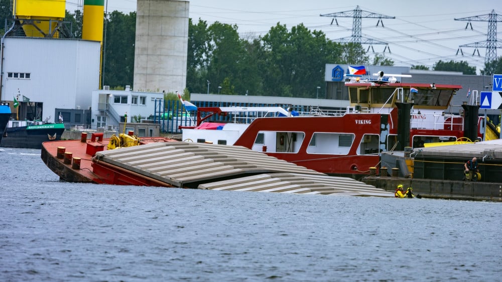 Zoekactie naar vermiste opvarende van gezonken boot in Coenhaven