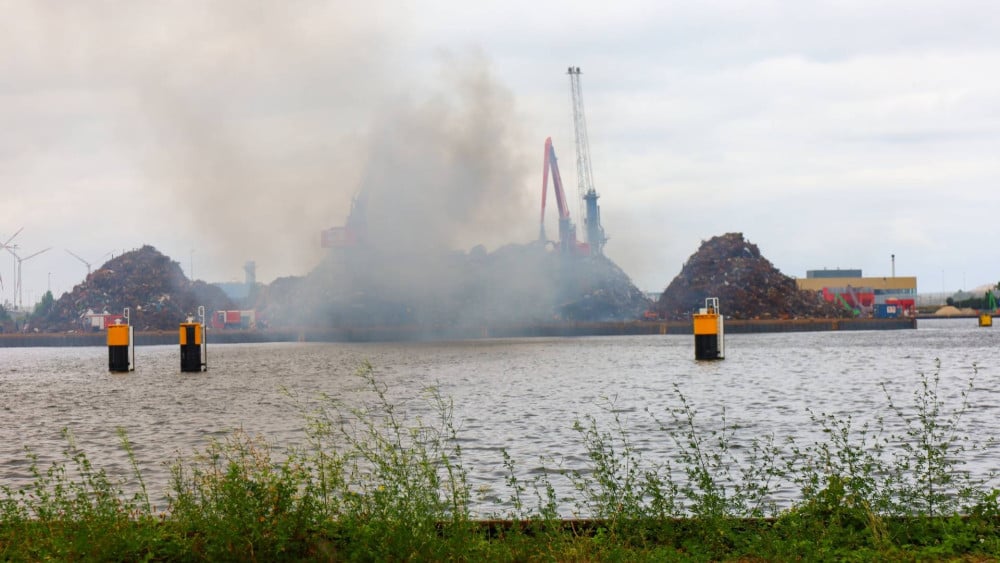 Geur van verbrand plastic in delen binnenstad vanwege afvalbrand in Westpoort