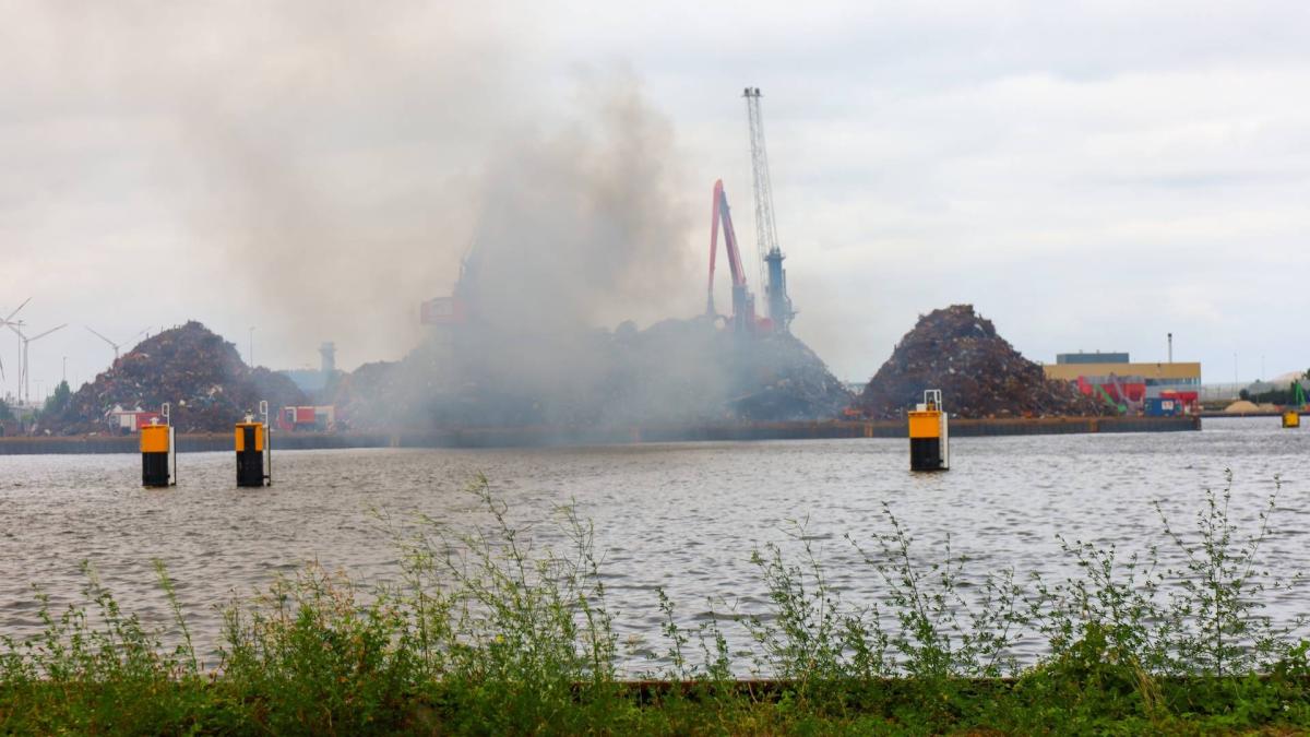 Geur van verbrand plastic in delen binnenstad vanwege afvalbrand in Westpoort