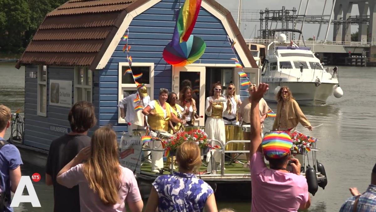 Ook Weesp heeft nu een Pride-botenparade: 